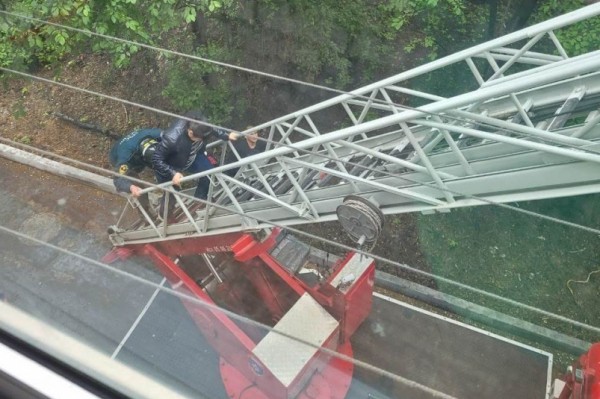 Из пожара в доме на улице Тихоокеанской в Хабаровске спасено 16 человек Из пожара в доме на улице Тихоокеанской в Хабаровске спасено 16 человек