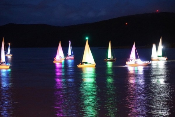 Парад светящихся яхт, карнавальное шествие, концерты, флешмобы: 12 июня в Хабаровском крае