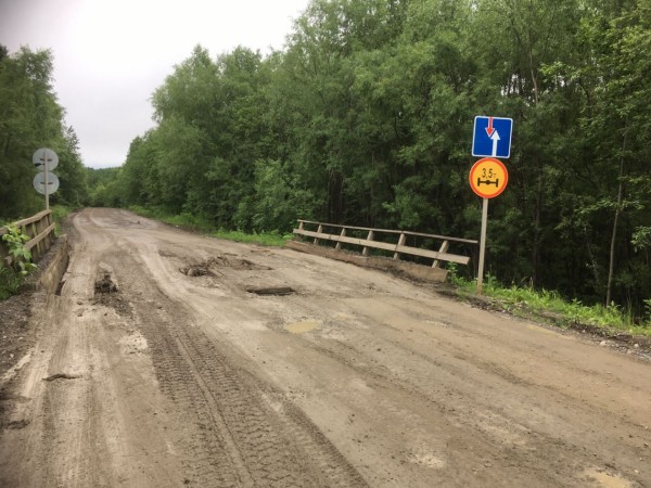 Отрезанными от цивилизации оказались жители поселков у Комсомольска из-за состояния дороги