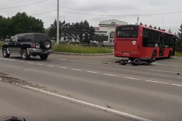 Не уступил дорогу: водитель автобуса у комсомольского вокзала насмерть сбил байкера