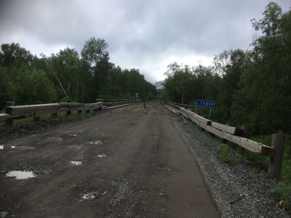 Отрезанными от цивилизации оказались жители поселков у Комсомольска из-за состояния дороги