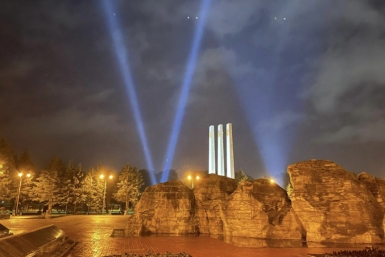 Итоги дня: спасение цапли, поселковые юбилеи, мэр на выпускном балу и "Лучи Победы"