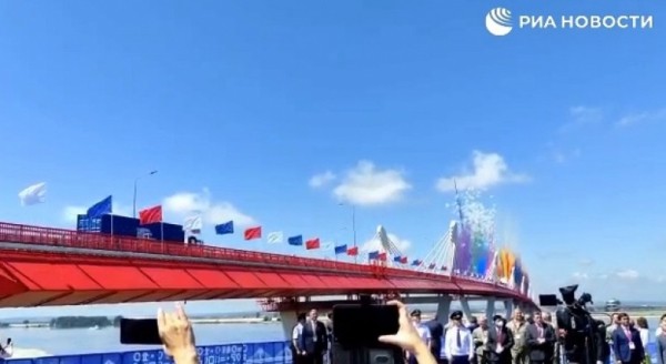 Первый автомобильный мост между Россией и Китаем открыли, по нему поехали грузовики