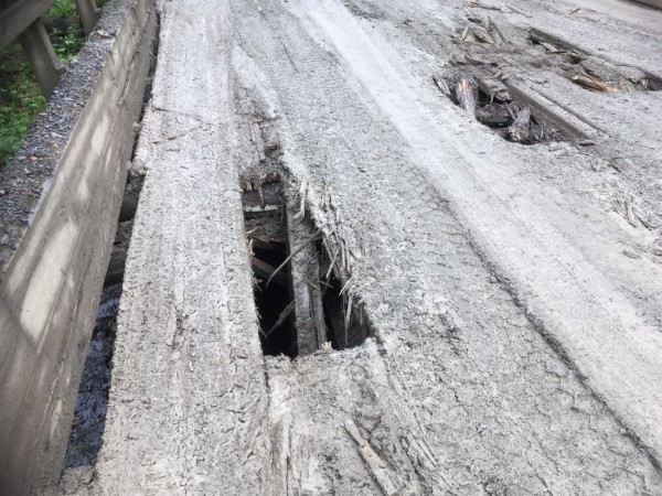 Отрезанными от цивилизации оказались жители поселков у Комсомольска из-за состояния дороги