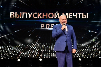 Итоги дня: спасение цапли, поселковые юбилеи, мэр на выпускном балу и "Лучи Победы"