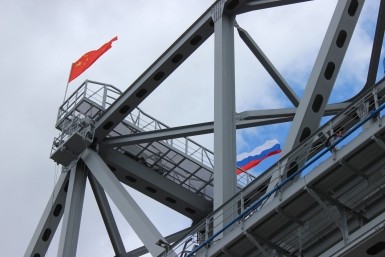 Первый автомобильный мост между Россией и Китаем открыли, по нему поехали грузовики