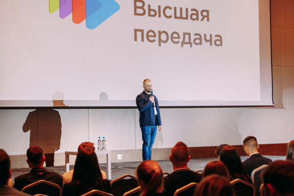 Правый руль выигрывает: будущее авторынка обсудили на конференции Авито