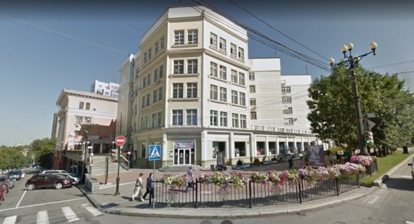 После гибели мужчины на балконе дома-коммуны глава хабаровской УК пойдет под суд