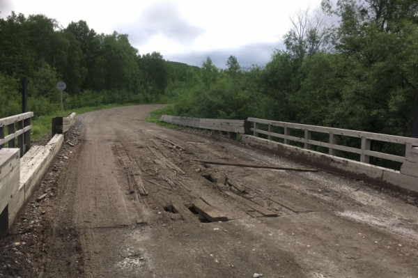 Отрезанными от цивилизации оказались жители поселков у Комсомольска из-за состояния дороги