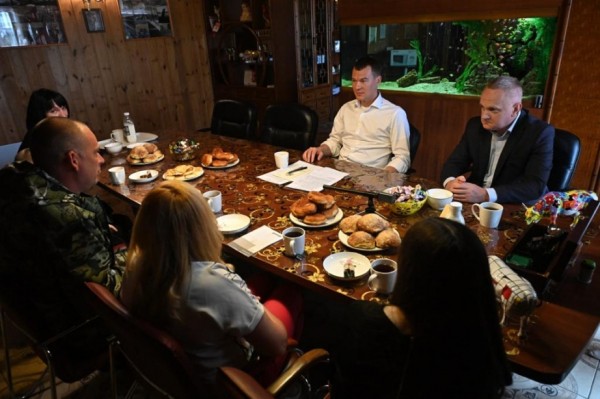 "Добро пожаловать на Родину!" - Михаил Дегтярев встретился с переселенцами из Краматорска