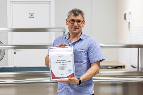 В свой День рождения завод "Русский Минтай" поздравил сотрудников с Днем рыбака