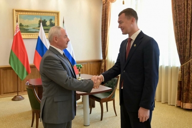 Итоги дня: нападение в аэропорту Хабаровска, трасса в мусором плену, правила для самокатов