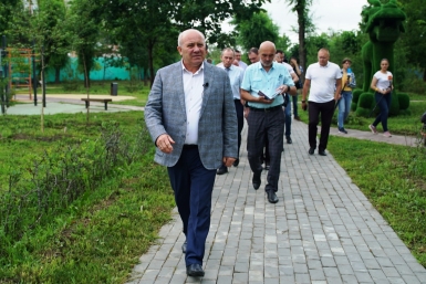 Итоги дня: "взрыв" облаков, пожар на Центральном рынке, обрушение моста и миллионы цветов