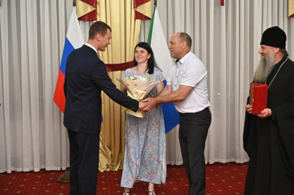 Михаил Дегтярев поздравил жителей Хабаровского края с Днем любви, семьи и верности