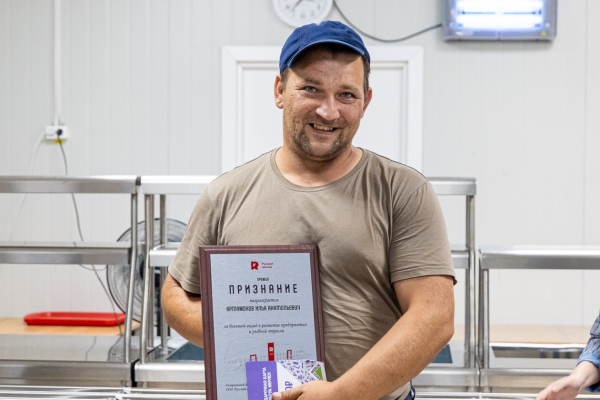 В свой День рождения завод "Русский Минтай" поздравил сотрудников с Днем рыбака