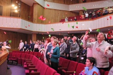 Итоги дня: злые псы, рыбные страсти, десант театралов, богатые продавцы и кража скота