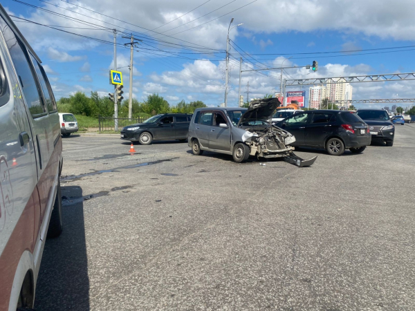 "Скорая" с ребенком опрокинулась после жесткого удара в Индустриальном районе Хабаровска