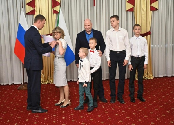 Михаил Дегтярев поздравил жителей Хабаровского края с Днем любви, семьи и верности