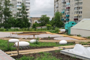 Итоги дня: нападение в аэропорту Хабаровска, трасса в мусором плену, правила для самокатов