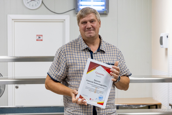 В свой День рождения завод "Русский Минтай" поздравил сотрудников с Днем рыбака