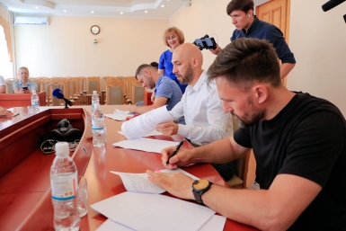 Итоги дня: нападение в аэропорту Хабаровска, трасса в мусором плену, правила для самокатов