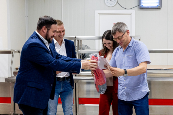 В свой День рождения завод "Русский Минтай" поздравил сотрудников с Днем рыбака