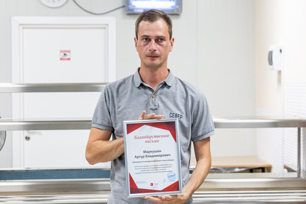 В свой День рождения завод "Русский Минтай" поздравил сотрудников с Днем рыбака