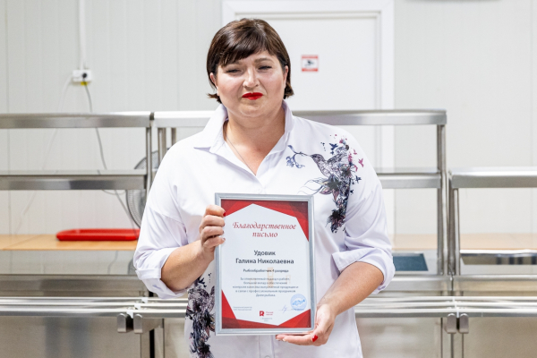 В свой День рождения завод "Русский Минтай" поздравил сотрудников с Днем рыбака