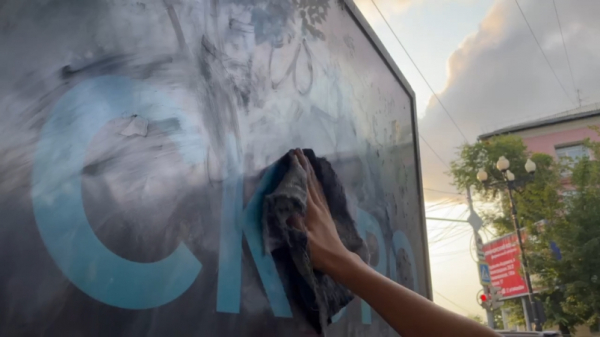 В Хабаровске юные любители граффити удалили уличные надписи после беседы с полицейскими