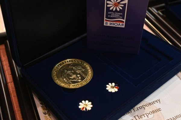 Михаил Дегтярев поздравил жителей Хабаровского края с Днем любви, семьи и верности