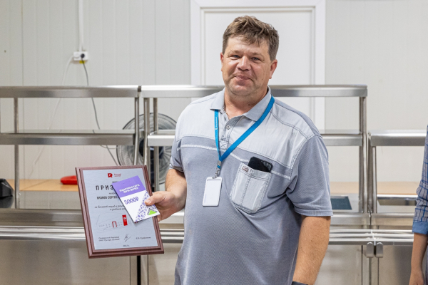 В свой День рождения завод "Русский Минтай" поздравил сотрудников с Днем рыбака