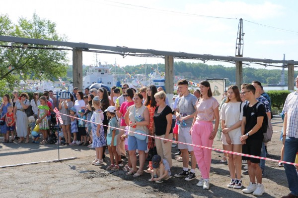 В День ВМФ хабаровчане прошлись по волнам на катерах береговой охраны
