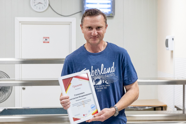 В свой День рождения завод "Русский Минтай" поздравил сотрудников с Днем рыбака