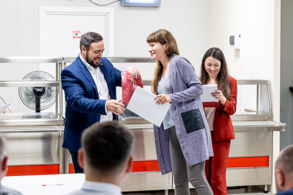 В свой День рождения завод "Русский Минтай" поздравил сотрудников с Днем рыбака