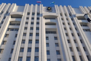 Итоги дня: нападение в аэропорту Хабаровска, трасса в мусором плену, правила для самокатов