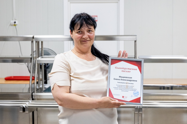 В свой День рождения завод "Русский Минтай" поздравил сотрудников с Днем рыбака