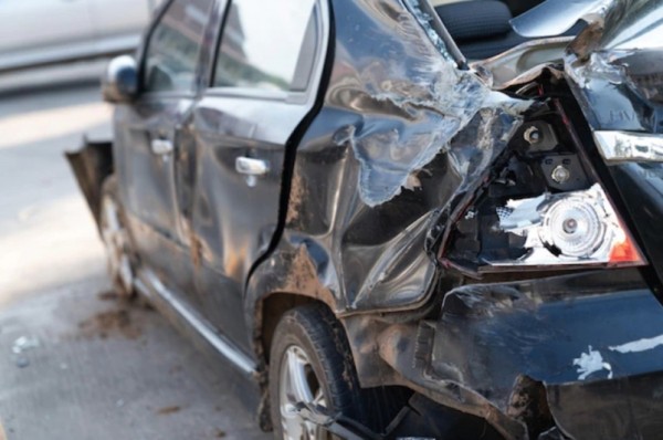 Один человек пострадал при падении дерева на автомобиль в Комсомольске-на-Амуре