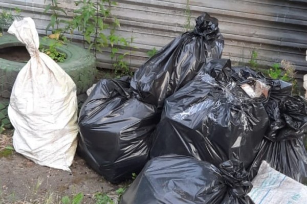 Сор из избы: ветеран труда в Хабаровске второй месяц просит регоператора вывезти мусор