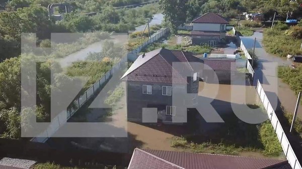 Мощные ливни затопили частные дома и участки под Хабаровском

