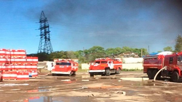 В Комсомольске-на-Амуре загорелся склад на площади порядка 2 тыс. кв. м
