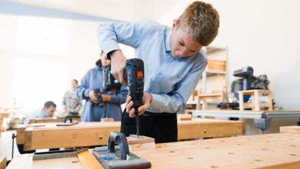 Хабаровских школьников научили пользоваться шуруповертом и укладывать кирпичи