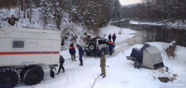 Джип и снегоход охотников провалились в реку Кабули в Хабаровском крае