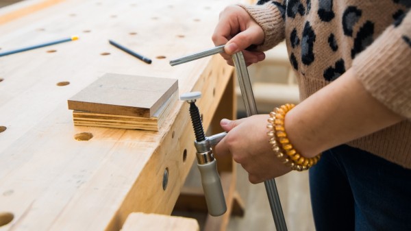 Хабаровских школьников научили пользоваться шуруповертом и укладывать кирпичи