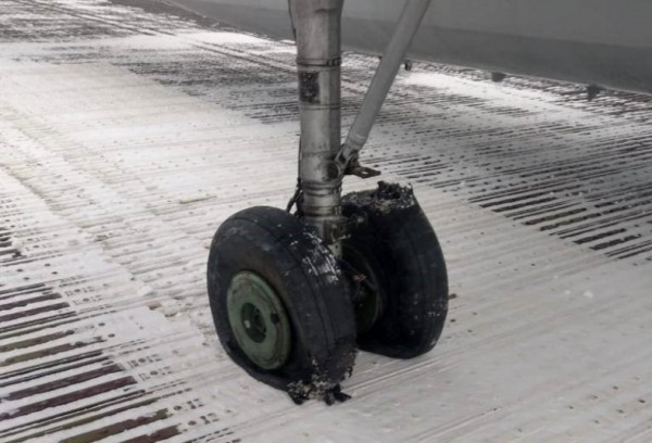 В Охотске взлетающий пассажирский самолет порвал колеса шасси, избегая ДТП с грузовиком