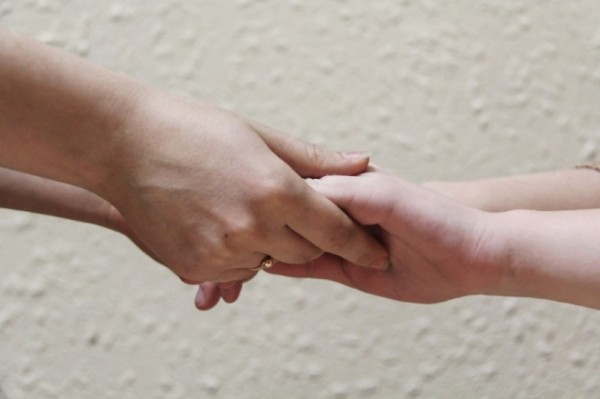 Психолог рассказал, как люди могут помочь себе и друг другу справиться с тревогой