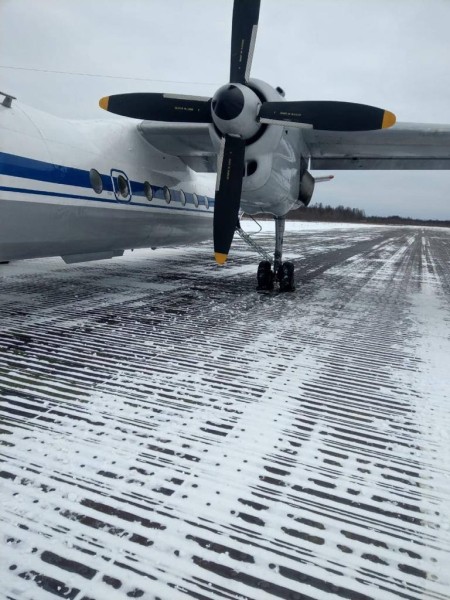В Охотске взлетающий пассажирский самолет порвал колеса шасси, избегая ДТП с грузовиком
