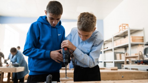 Хабаровских школьников научили пользоваться шуруповертом и укладывать кирпичи