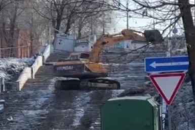 Итоги дня: пенсионерка-доброволец, бюджет бюджету рознь и дебошир угрожал и мешал врачам