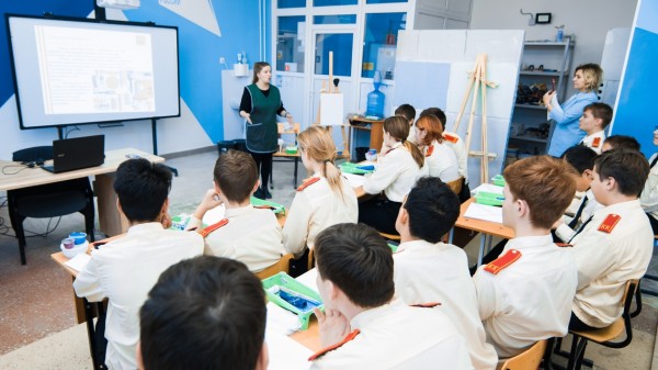 Хабаровских школьников научили пользоваться шуруповертом и укладывать кирпичи