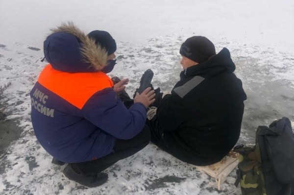 Неудачливого рыбака сняли с льдины посередине Амура спасатели Хабаровского края